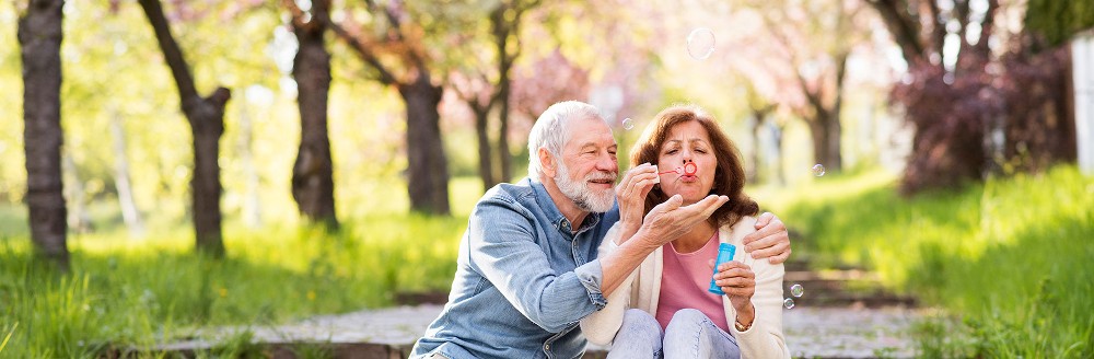 Älteres Paar im Park; Foto: Halfpoint - Shutterstock.com