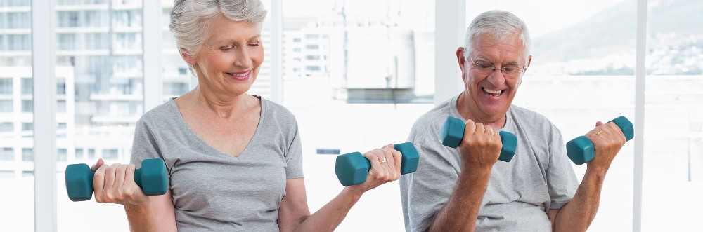 Älteres Paar beim Krafttraining; Foto: Wavebreakmedia - Shutterstock.com