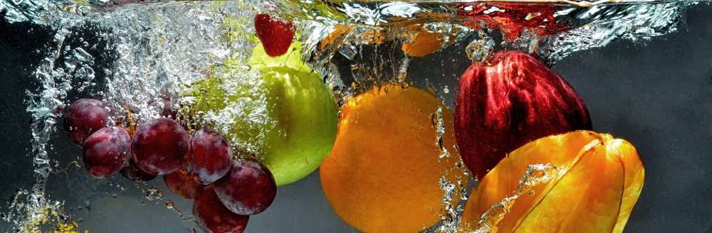 Obst das in Wasser eintaucht, Foto: nmedia, Shutterstock.com
