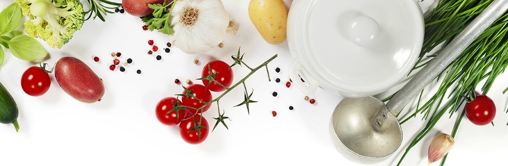 Lebensmittel, Gemüse, Obst, Schöpflöffel und Suppentopf; Foto: Natalia Klenova; AdobeStock