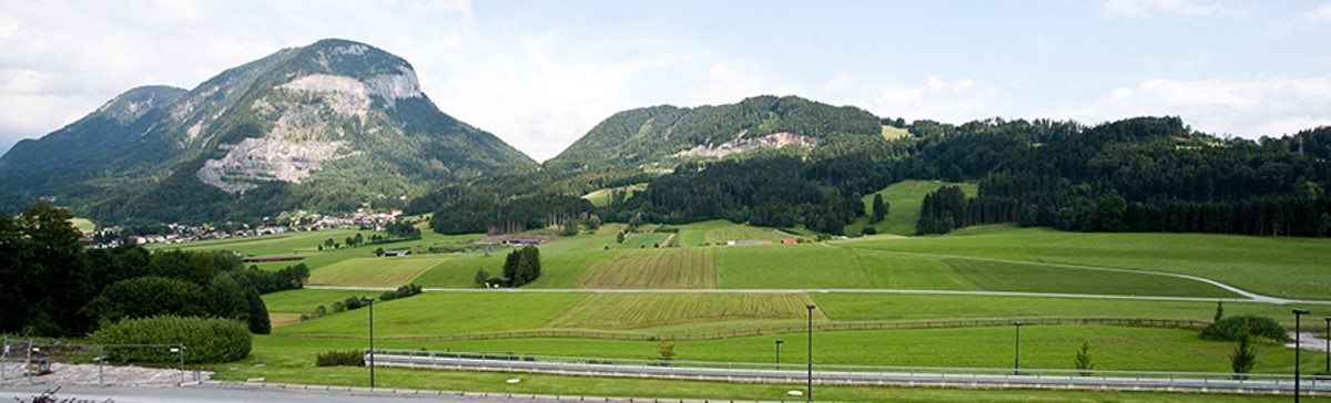 Landschaftbild mit Blick vom Rehabilitationszentrum Richtung Ort Bad Häring und dem Berg Pölven