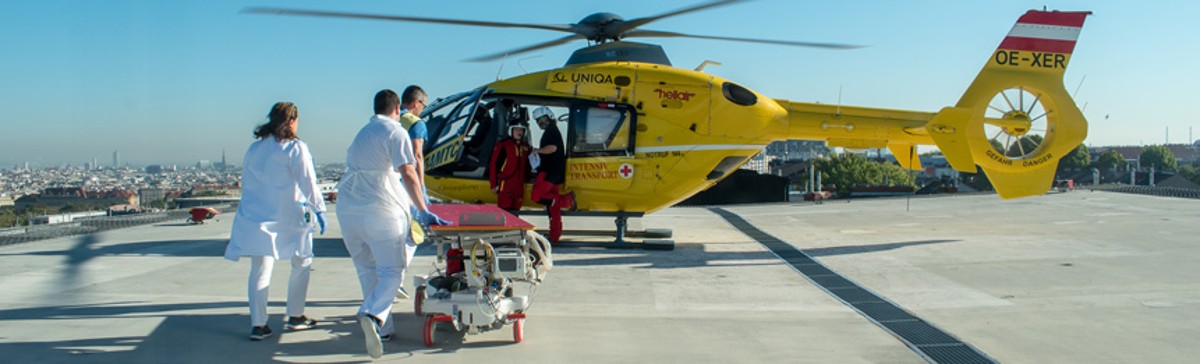 Rettungshubschrauber und Notfallteam auf dem Hubschrauberlandeplatz