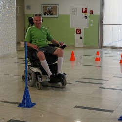 Hochkonzentriert fährt ein Teilnehmer mit dem Elektro-Rollstuhl den Hindernisparcours ab, möglichst ohne die Hindernisse zu streifen und somit wertvolle Punkte zu verlieren.