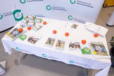Auf einem Tisch liegen verschiedene Informationsmaterialien der ÖGK