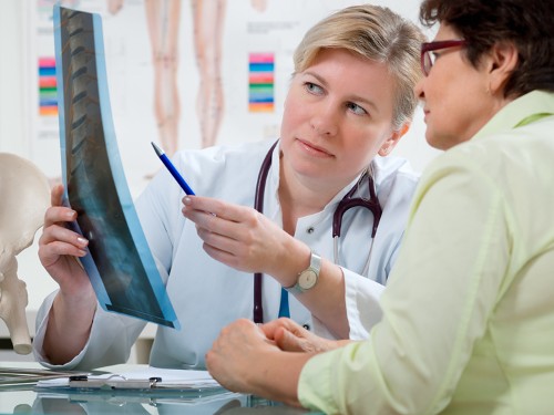 Zur Übersicht 'Medizinisches Angebot' / Symbolbild: Ärztin erklärt Patientin eine Röntgenaufnahme / Bildquelle: Alexander Raths/shutterstock.com
