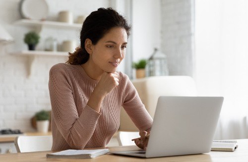 Woman on laptop © fizkes – stock.adobe.com