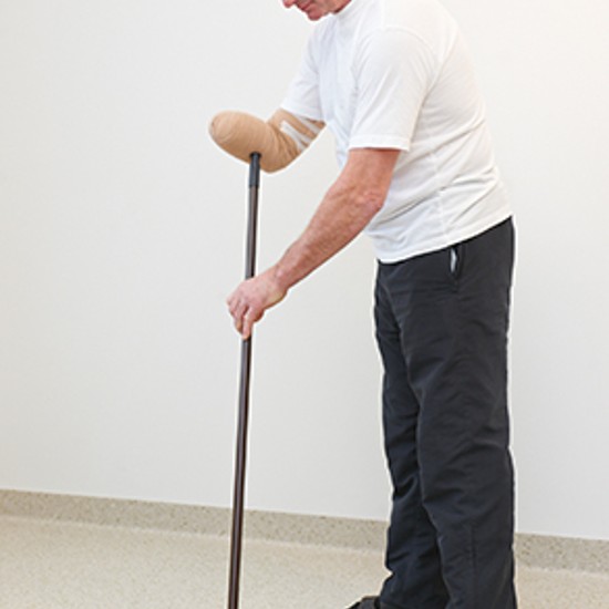Einsatz des Stumpfes im Alltag - Kehren mit einem Besen unter Verwendung des Unterarmstumpfes