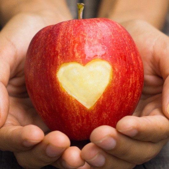 Apfel mit Herz; Foto: Von Bildagentur Zoonar GmbH - Shutterstock.com; 