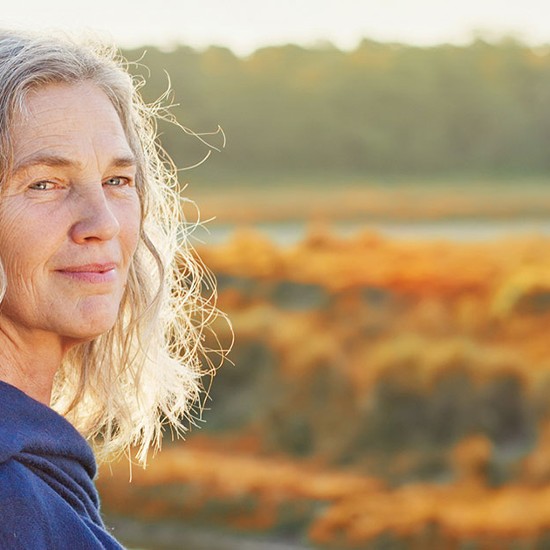 Foto: Frau in Herbstlandschaft; Foto: © Mila Supinskaya - Shutterstock.com