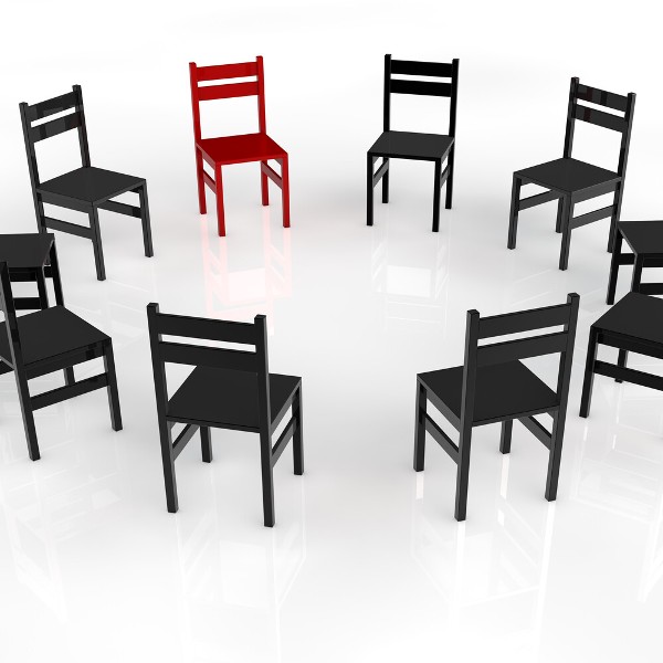 Mehrere Sessel im Kreis aufgestellt / Robert Kneschke/shutterstock.com