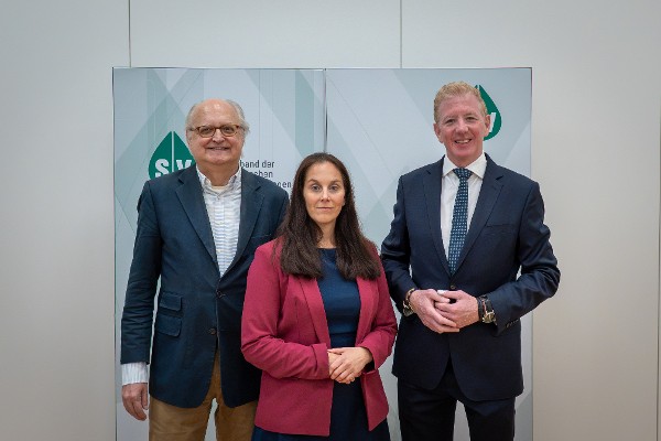 V.l.n.r.: B&uuml;roleiter Dachverband der Sozialversicherungstr&auml;ger Jan Pazourek, Stellvertretende Vorsitzende der Konferenz der Sozialversicherungstr&auml;ger Claudia Neumayer-Stickler, Vorsitzender der Konferenz der Sozialversicherungstr&auml;ger Peter McDonald<br />
<br />
Copyright DVSV / Paul Stambera