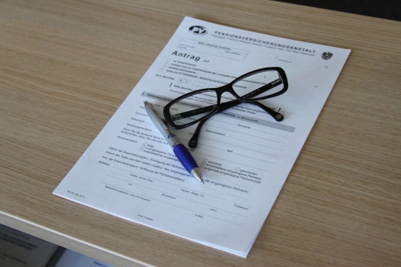 Antrag mit Kuli und Brille © Pensionsversicherungsanstalt