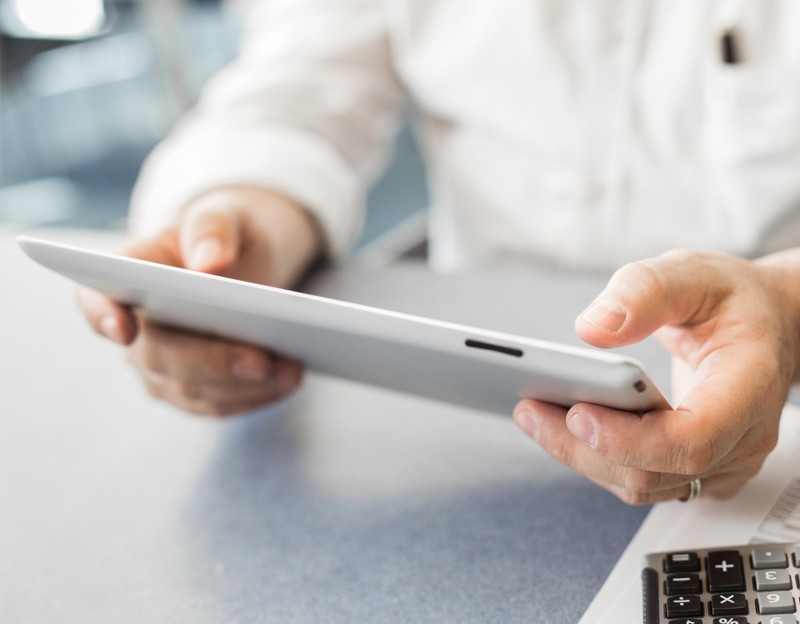 Mann hält Tablet-Computer_Foto: www.shutterstock.com