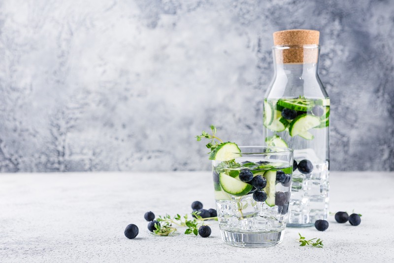 Wasser mit Gurken und Heidelbeeren; Foto: Irina Burakova - Shutterstock.com