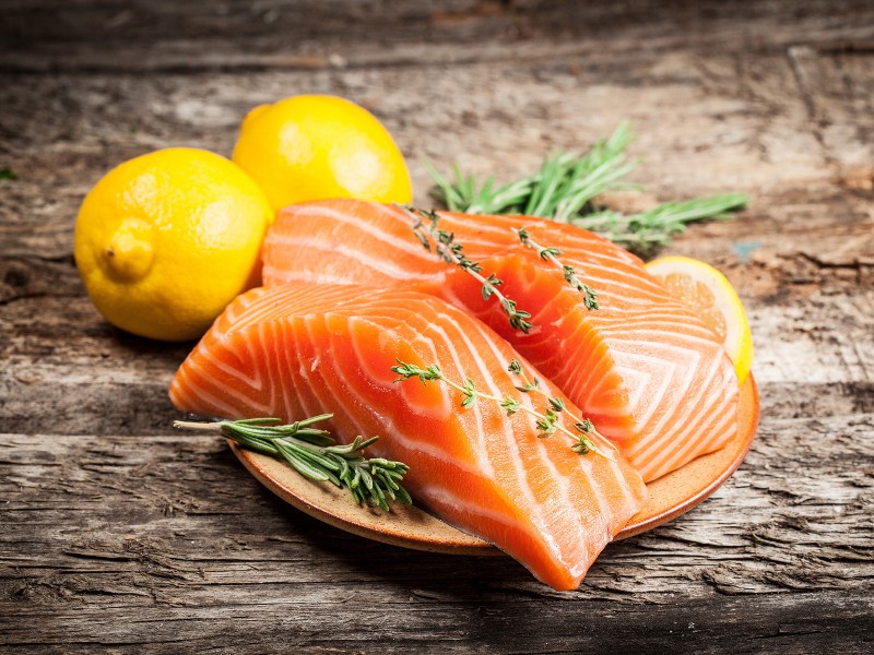 Lachs mit Zitrone; Foto: Tim UR - AdobeStock; ÖGK Stmk./MSee - 06/22