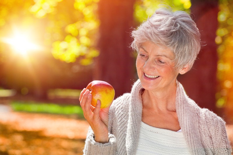 Frau mit Apfel; Foto: drubig-photo - Fotolia.com