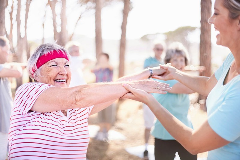 Foto: Frau macht Bewegungsübungen; offset - Shutterstock.com