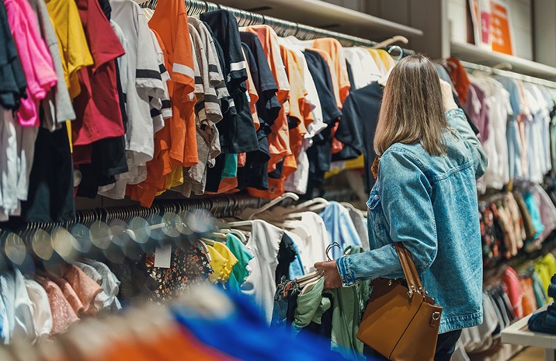 Foto: Frau in Kleidungsgeschäft; M-Production - Shutterstock.com