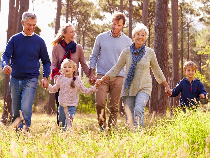 Familie beim Spaziergang; Foto: Monkey Business Images/Shutterstock.com