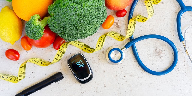 Obst, Gemüse, Blutdruck- und Blutzuckermessgerät, Insulinpen; Foto: Neirfy - Shutterstock.com