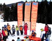 Schüler und Lehrer im Schnee teilnehmend am "ski safety guide"