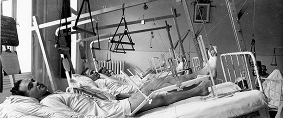 Patienten liegen im Spitalsbett.