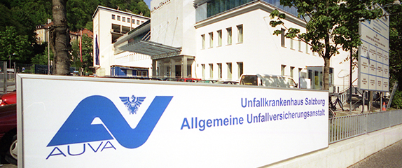Schild vor dem Gebäude mit der Aufschrift Unfallkrankenhaus Salzburg, Allgemeine Unfallversicherungsanstalt