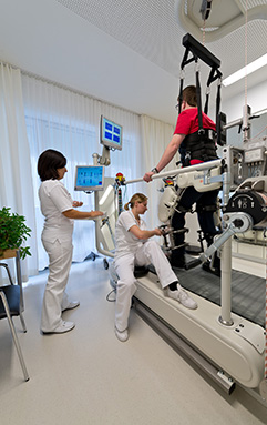 Patient wird betreut während einer Physiotherapie am Lokomat.