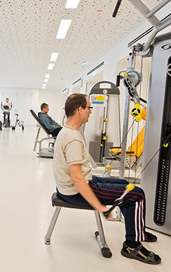 Patienten beim Trainieren im Trainingsraum