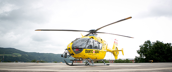 ÖAMTC Hubschrauber auf der Landeplattform des Unfallkrankenhauses Linz