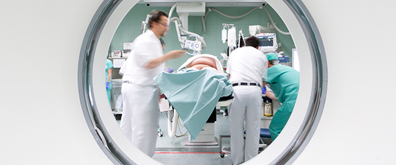 Blick durch CT Röhre auf Personal und Patienten