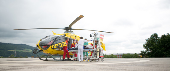 Anlieferung eines Patienten durch ÖAMTC Hubschrauber