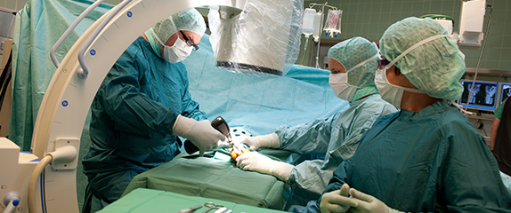 Medizinisches Personal während einer Operation