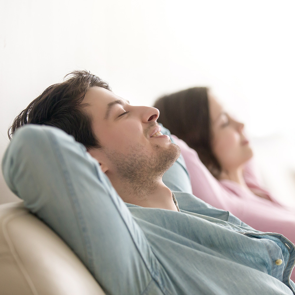 Mann und Frau entspannen auf der Couch / Credit: fizkes_LIZ/shutterstock.com