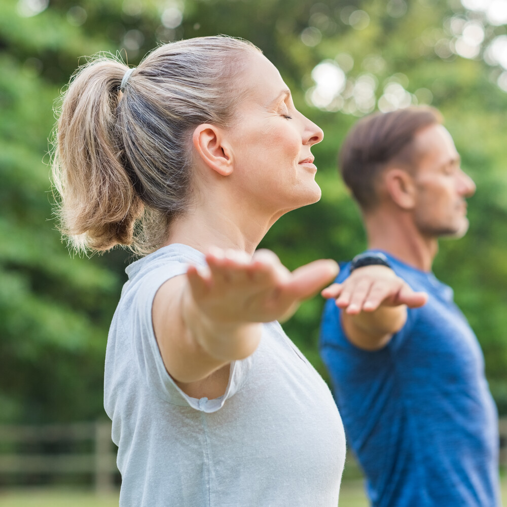 Frau und Mann machen Bewegung im Freien / Credit: shutterstock_Rido