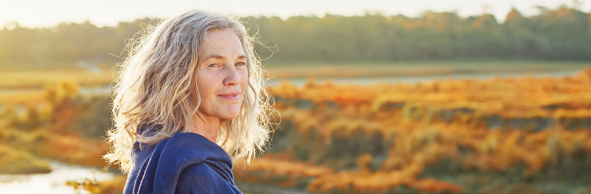 Foto: Frau in Herbstlandschaft; Foto: © Mila Supinskaya - Shutterstock.com