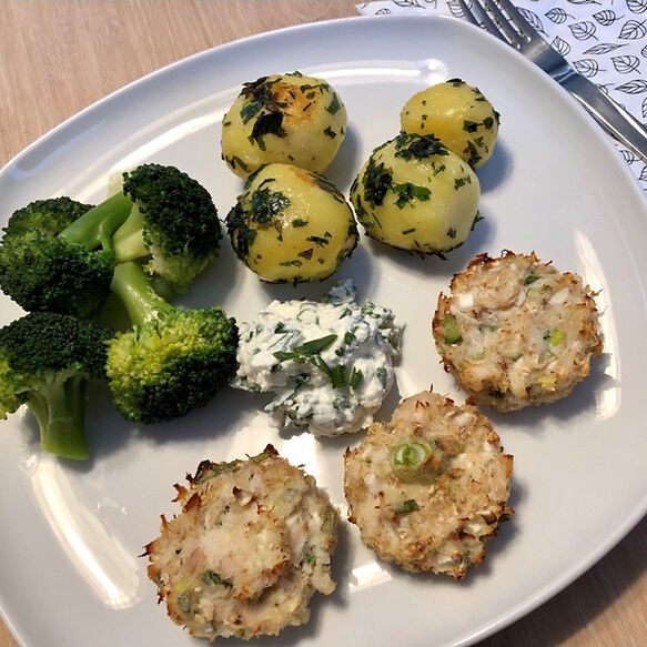 Mehr Informationen zum Thema: Fisch-Laibchen mit Petersilienkartoffeln, Brokkoli und Topfendip