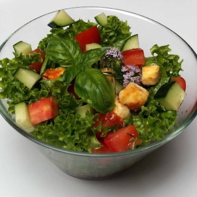 Mehr Informationen zum Thema: Sommersalat mit Knusperwürfel